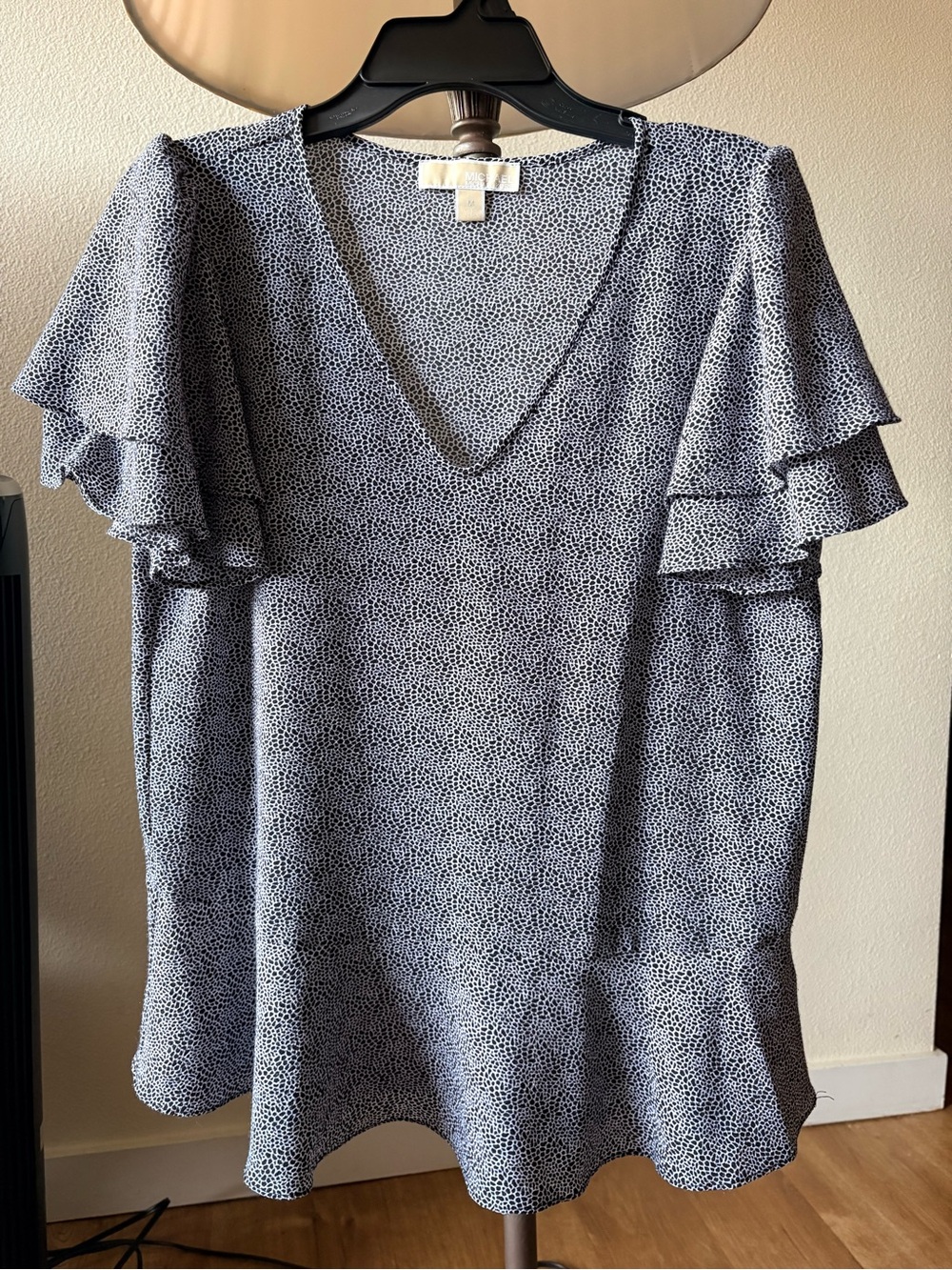 MICHAEL Michael Kors Grey Printed Flutter Sleeve Blouse - Size M